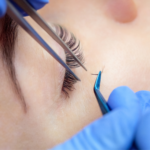 Jeune femme en train de se faire poser des cils afin de les étoffer.